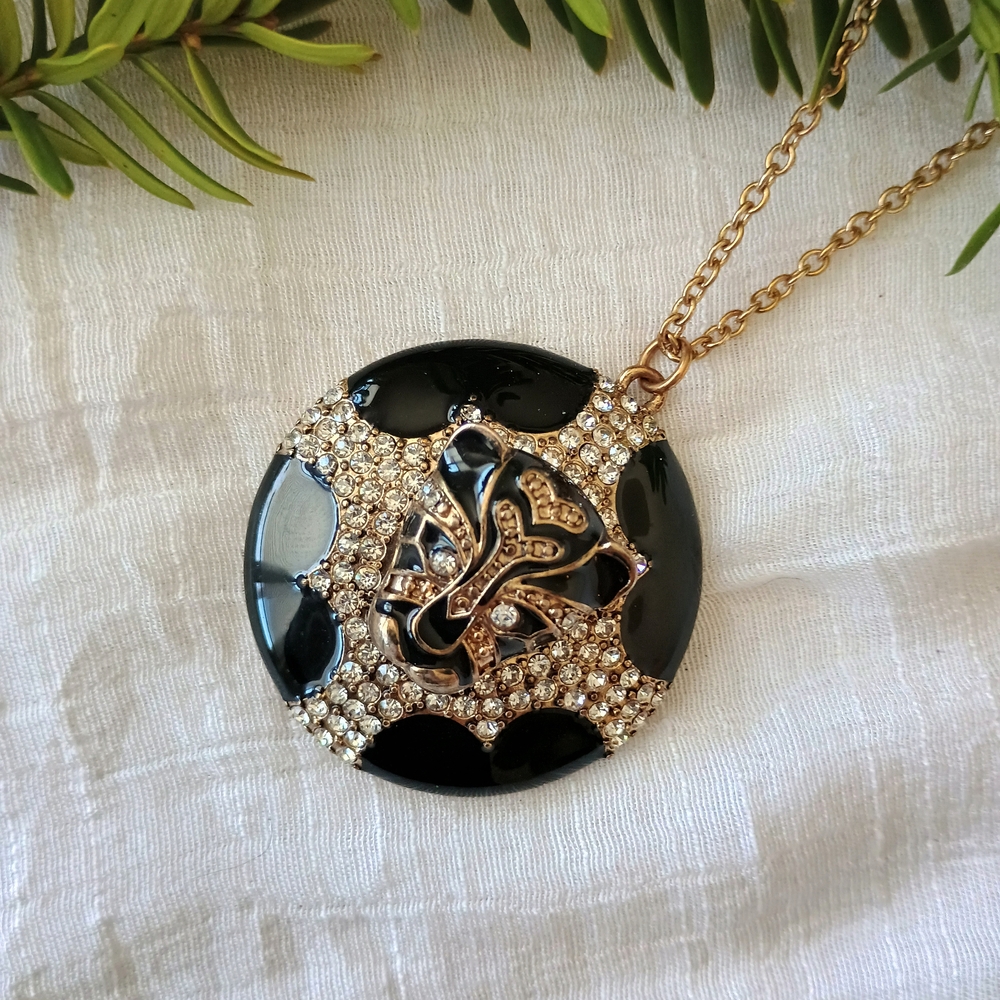 👑 REGENCY CORE 👑 VTG Hollywood inspired enamel Big Cat pavé crystal medallion
